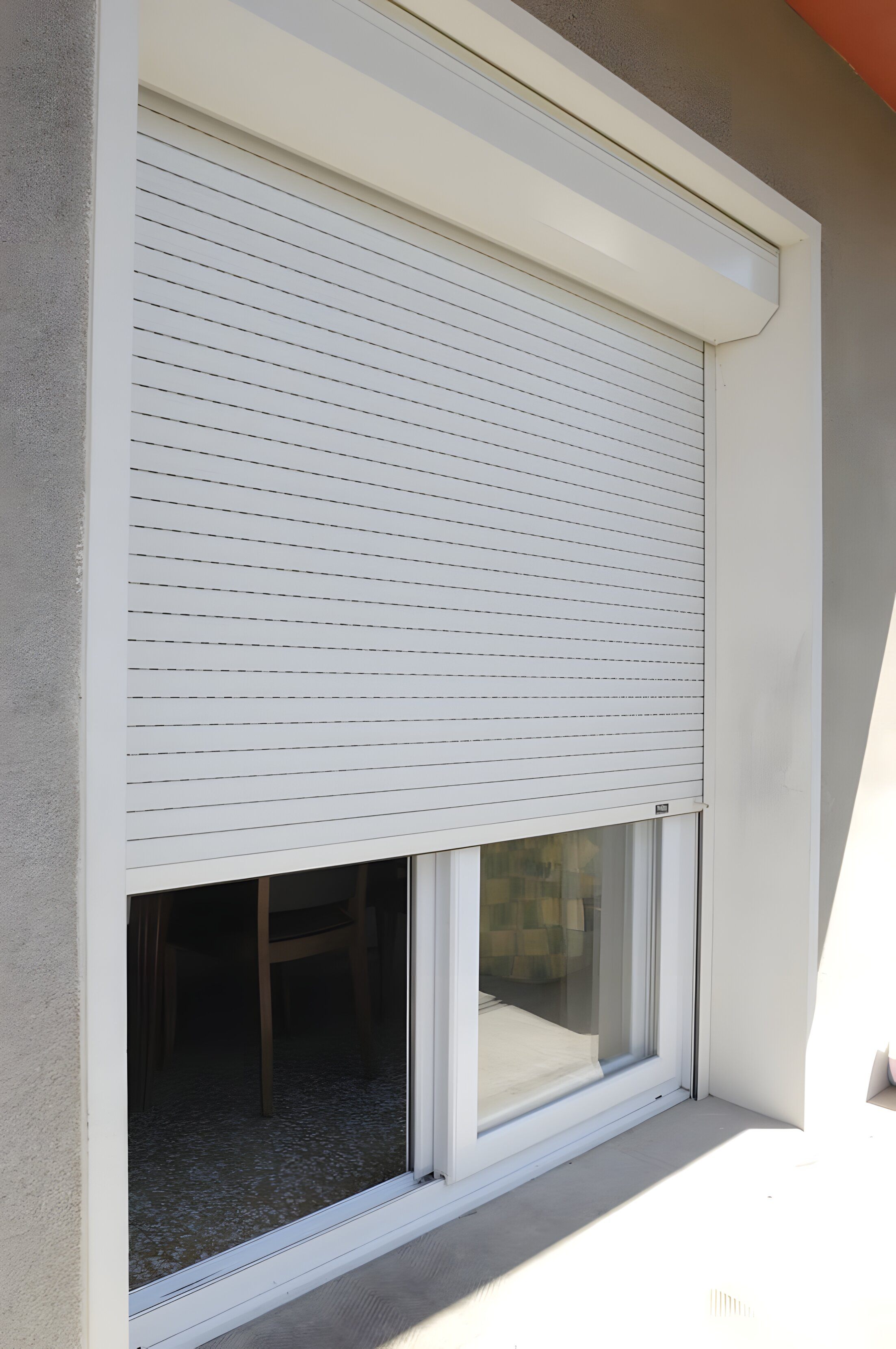 Artisan installant un volet roulant